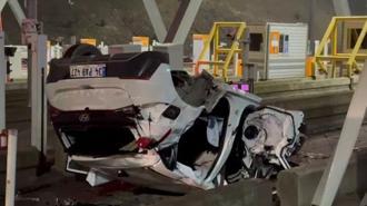 Pendik'te otomobilin gişelere çarparak takla attığı kaza kamerada