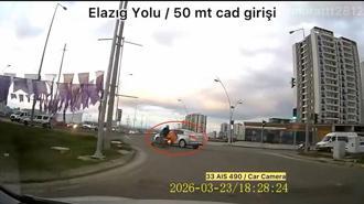 Otomobile çarpmamak için sürücüsünün manevra yaptığı motosiklet devrildi; kaza kamerada