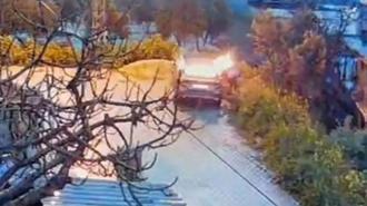 Otomobili kundaklayan şüpheli, alevlerin arasında kaldı