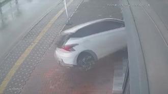 Osmaniye’de otomobilin iş yerine daldığı kaza kamerada
