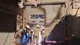 Beyoğlu'nda tek katlı iş yeri alev alev yandı