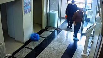 Sağlık merkezine çamurlu çizmelerini çıkarıp galoşla girdi; o anlar kamerada