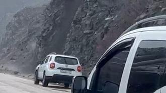 Yüksekova'da heyelan anları kamerada