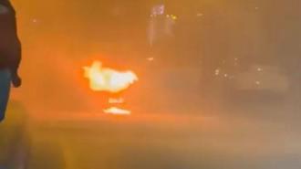 Küçükçekmece'de seyir halindeki otomobil alev alev yandı