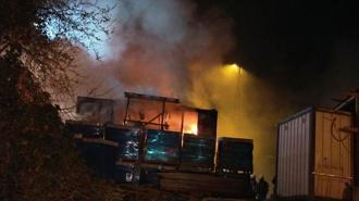 Üsküdar’da işçi konteyneri alev alev yandı