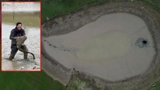 Göletin suyu boşalınca balıklar açıkta kaldı