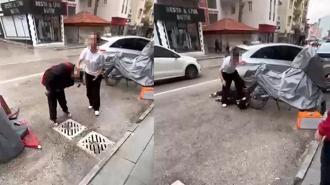 Kız öğrenci, tartıştığı akranını yere yatırıp ayağıyla yüzüne bastı