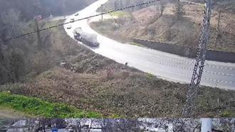 Karşı şeride geçen tanker, 2 otomobille çarpıştı; 3 yaralı