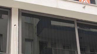 İş merkezindeki pencerenin sokağa düşmesi kamerada