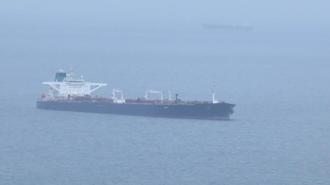 Karadeniz'de saldırıya uğrayan petrol tankeri Türkeli Demirleme Sahası'na çekildi