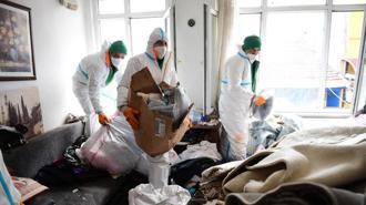 Mahkeme kararıyla boşaltılan evden 4 kamyon atık çıkarıldı