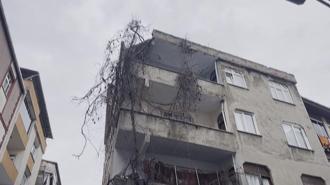 Bağcılar'da apartmanın çatısından kopan parçalar 2 otomobilin üzerine düştü