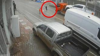 Yola fırlayan çocuk kazadan son anda kurtuldu