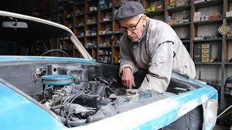 90 yaşındaki Anadol ustası, araçları yeniden trafiğe çıkarıyor