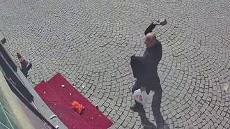 Camını kırdığı eczaneyi yakmaya çalışan eczacı gözaltına alındı