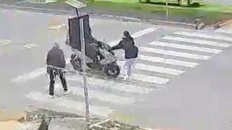 Mersin'de motokuryenin yaya geçidinde çocuğa çarptığı kaza kamerada: 1 yaralı