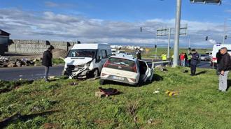 Öğrenci servis minibüsü ile otomobil çarpıştı: 13 yaralı