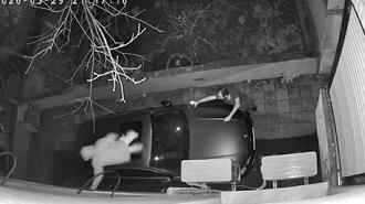 Hırsızlık için tırmandığı binada fark edilince, otomobilin üzerine atlayıp kaçtı