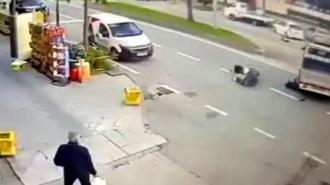 Kamyonete çarpan motosiklet sürücüsü hayatını kaybetti; kaza kamerada