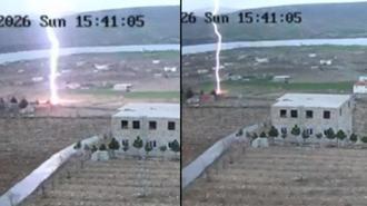 Kayseri’de boş araziye yıldırım düşme anı kamerada