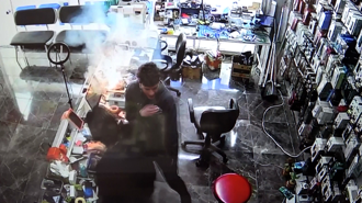 Tamire getirilen cep telefonunun bataryası patladı; o anlar kamerada