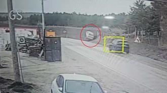 Şarampole devrilen otomobildeki 3 kişi yaralandı; kaza kamerada