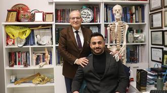 Ameliyatını yapan doktorun ilgisinden etkilenip aynı mesleği seçti, 20 yıl sonra buluştu