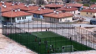 Bakan Kurum, depremzede çocukların halı saha keyfini paylaştı