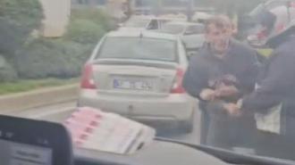 Ümraniye'de trafikte iki sürücünün 'yol verme' kavgası kamerada
