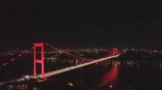 İstanbul'un sembol yapıları 'Dünya Otizm Farkındalık Günü'nde mavi kırmızı renklerle ışıklandırıldı