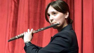 Eğitimi için günde 160 kilometre yol giden Zeynep Ece, Fransa'daki flüt yarışmasında birinci oldu