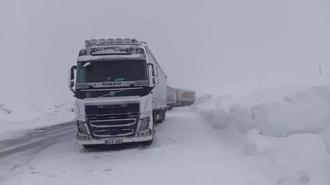 Kar yağışı ve buzlanma nedeniyle 2 bin 550 rakımlı Ilgar Dağı Geçidi’nde ulaşım aksadı