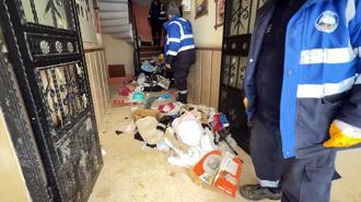 Avcılar'da bir binada iki çöp ev birden; 3 kamyon atık çıkarıldı