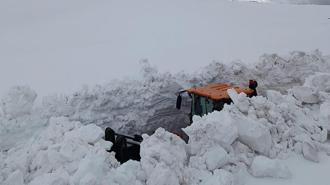 Erzincan’da 4 metreyi aşan karla mücadele
