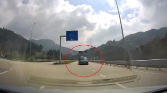 Minibüsüyle ters yönde ilerleyip trafiği tehlikeye attığı anlar kamerada