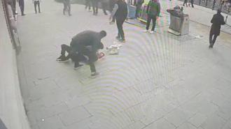 Fatih'te iki kardeşin abisine sopalı saldırısı kamerada