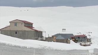 Havalar ısındı, Bülbülan Yaylası'nda kışın kara gömülen evler ortaya çıktı