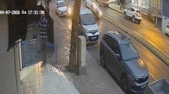 Otomobilin araçlara çarpıp, markete girdiği kaza kamerada