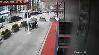 Otomobil park halindeki araçlara çarptı; kaza anı kamerada