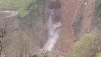 Rize'de yamaçtan kopan kaya, dereye yuvarlandı; o anlar kamerada