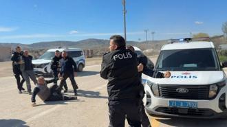 Kavga ihbarına giden polisler, çiçeklerle karşılandı