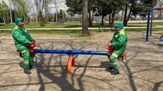 Temizlik görevlilerinin molada 'tahterevalli' eğlencesi