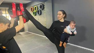 Dünya şampiyonu kick boks antrenörü, ders verdiği salonda çocuklarını büyütüyor