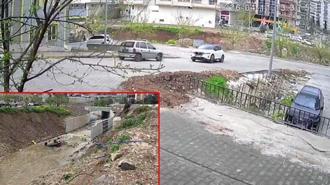 Park halindeki otomobilin hareket edip dereye düştüğü anlar kamerada