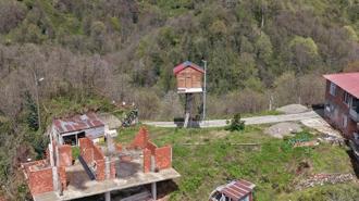 Çocukluk hayalini 25 yıl sonra gerçekleştirdi; 7 metre yüksekliğe ağaç ev yaptı