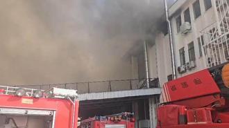 Ümraniye'de plastik eldiven imalathanesinde çıkan yangın söndürüldü