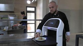 Edirne’de üniversitenin sosyal tesislerinde robot garson dönemi