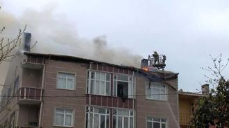 Ümraniye'de 3 katlı binanın çatısında çıkan yangın söndürüldü