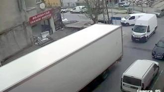 Beylikdüzü'nde şoförün el frenini çekmeyi unuttuğu TIR minibüse çarptı