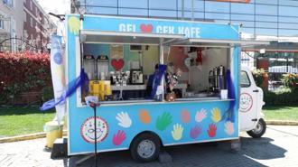 ‘Gel Çek Kafe’ projesi otizmli bireyleri kampüste öğrencilerle buluşturdu